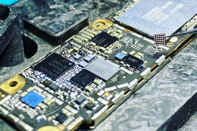 Grote aantallen moederbord reparaties iPhone of MacBook nodig voor jouw bedrijf?